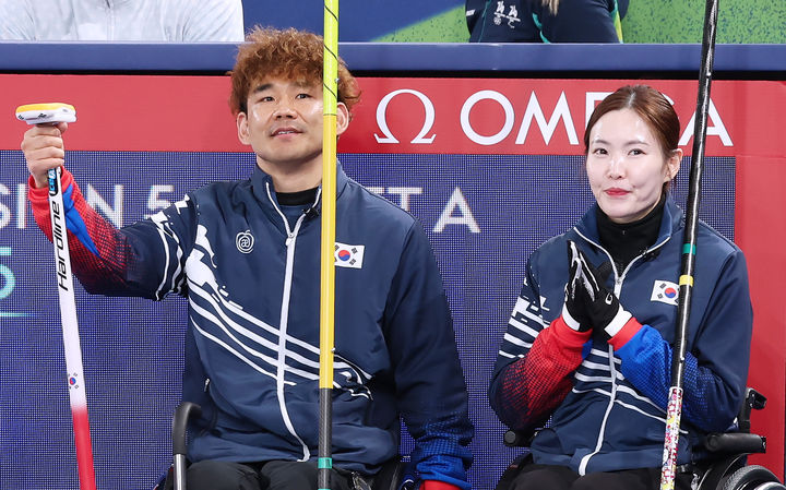[서울=뉴시스] 한국 휠체어컬링 믹스더블 대표팀 백혜진-이용석이 7일(한국 시간) 이탈리아 코르티나담페초의 코르티나 올림픽 컬링 스타디움에서 열린 2026 밀라노·코르티나담페초 동계올림픽 휠체어컬링 믹스더블 예선 5차전에서 승리한 뒤 미소짓고 있다. (사진 = 대한장애인체육회 제공) *재판매 및 DB 금지