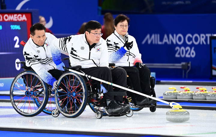 [서울=뉴시스] 한국 휠체어컬링 혼성 4인조 대표팀이 8일(한국 시간) 이탈리아 코르티나담페초의 코르티나 올림픽 컬링 스타디움에서 열린 2026 밀라노·코르티나담페초 동계패럴림픽 컬링 예선 2차전에서 스웨덴과 경기를 펼치고 있다. (사진 = 대한장애인체육회 제공) *재판매 및 DB 금지