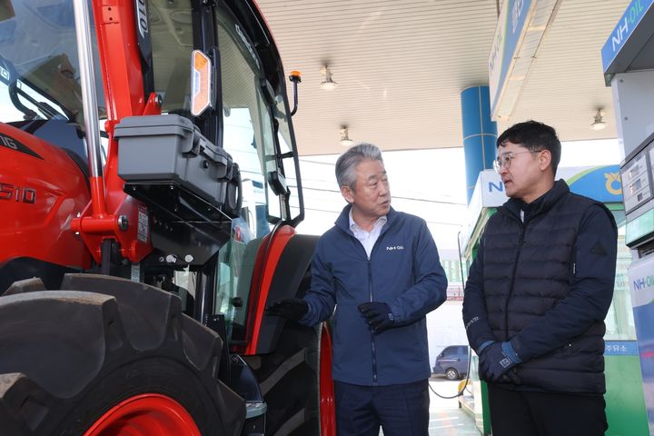 [세종=뉴시스]강호동 농협중앙회장(왼쪽)이 7일 동춘천농협에서 운영하는 농협주유소를 방문해 국제유가 상승에 따른 영농비 부담 등 현장의 애로사항을 청취하고 있다. (사진=농협중앙회 제공) *재판매 및 DB 금지