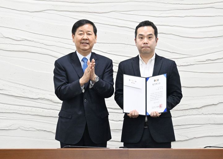 [세종=뉴시스] 6일 구윤철 경제부총리 겸 재정경제부 장관(왼쪽)이 '1·2월 베스트 소확행 시상식'을 개최한 후 최성진 사무관과 기념촬영을 하고 있다. (사진=재정경제부 제공) *재판매 및 DB 금지