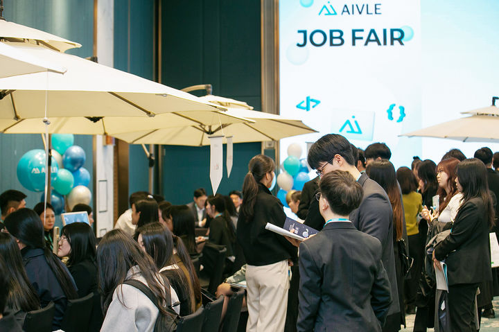 [사진=뉴시스] KT는 청년 디지털 인재 양성 프로그램 '에이블스쿨' 8기가 수료식을 진행했다고 8일 밝혔다. 사진은 지난달 27일 서울 송파구 소피텔 앰배서더 서울에서 진행한 취업박람회 모습. (사진=KT 제공) 2026.03.08. photo@newsis.com *재판매 및 DB 금지