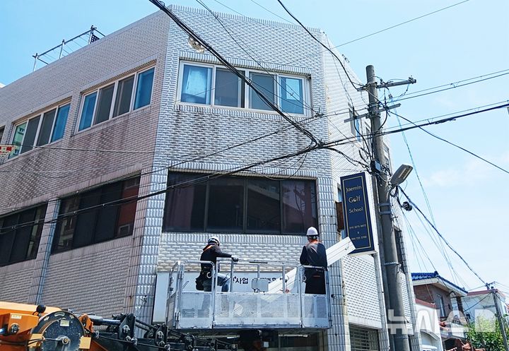 [제주=뉴시스] 제주시 노후 간판 철거 모습. (사진=제주시 제공) photo@newsis.com *재판매 및 DB 금지