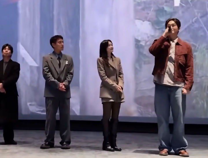 [서울=뉴시스] 최근 온라인 커뮤니엔 '무대인사에서 보면 깜짝 놀란다는 유지태 덩치'란 글과 함께 영상이 올라왔다. (사진=유튜브 캡처) 2026.03.08. photo@newsis.com *재판매 및 DB 금지