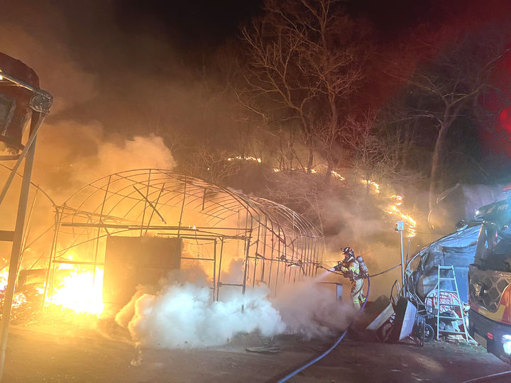 [나주=뉴시스]나주시 다도면의 한 양계장에서 발생한 화재를 소방이 진화하고 있다. (사진=전남소방본부 제공) photo@newsis.com *재판매 및 DB 금지