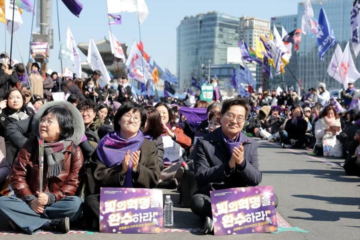 [수원=뉴시스] 지난 7일 서울 광화문 서십자각에서 열린 제41회 한국여성대회에 김동연 지사가 함께 하고 있다. (사진=김동연 지사 SNS) 2026.03.08. photo@newsis.com *재판매 및 DB 금지