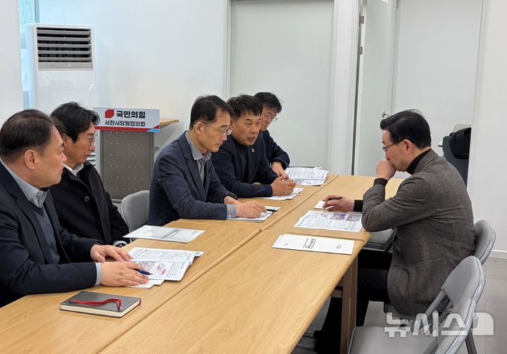 [사천=뉴시스]박성준(왼쪽서 세 번째) 경남도 교통건설국장이 지난 7일 오전 국민의힘 서천호 국회의원 사천시사무실에서 서천호(맨 오른쪽) 의원에게 '사천 우주항공선'의 제5차 국가철도망 계획 반영과 사천공항 시설 확장 및 출입국·세관·검역(CIQ) 시설 설치의 필요성을 설명하고 있다.(사진=경남도 제공) 2026.03.08. photo@newsis.com