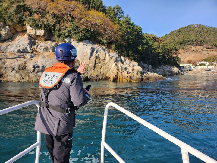 [통영=뉴시스] 신정철 기자= 8일 오전 8시께 경남 통영시 욕지도 노적마을 인근 해안가에서 낚시하던 50대 낚시객이 사라져 통영해경이 집중 수색을 벌이고 있다. 사진은 통영해양경찰서가 항공기 1대, 경비함정 4척, 관공선 1척, 해군 1척, 해양재난구조대 선박 등을 동원하여 인근 해상을 집중 수색하고 있는 모습.(사진=통영해경 제공).2026.03.08. photo@newsis.com *재판매 및 DB 금지