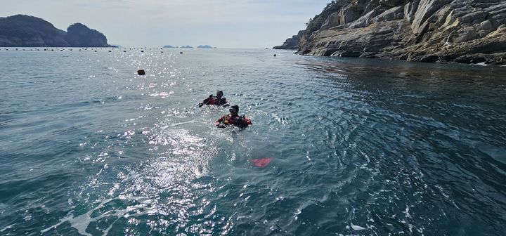 [통영=뉴시스] 신정철 기자= 8일 오전 8시께 경남 통영시 욕지도 노적마을 인근 해안가에서 낚시하던 50대 낚시객이 사라져 통영해경이 항공기 1대, 경비함정 4척 등을 동원해 집중 수색을 벌이고 있다. 사진은 통영해양경찰서 구조대원들이 수중수색을 벌이고 있는 모습.(사진=통영해경 제공).2026.03.08. photo@newsis.com *재판매 및 DB 금지