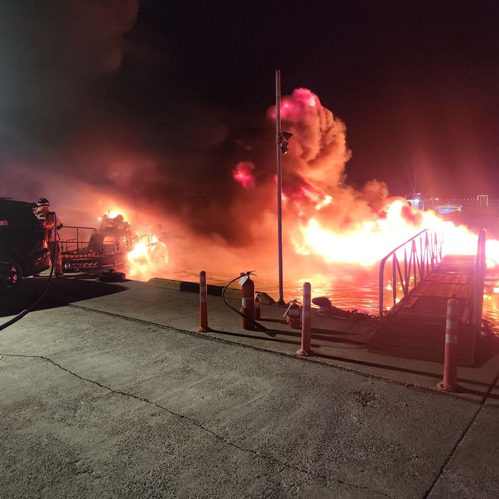 [거제=뉴시스] 신정철 기자= 통영해양경찰서는 지난 7일 오후 11시 49분께 거제시 남부면 대포항 내 계류선박에서 화재가 발생, 선박 3척과 바지선 2대가 피해를 입었다고 8일 밝혔다.사진은 화재 현장 모습.(사진=통영해경 제공).2026.03.08. photo@newsis.com *재판매 및 DB 금지