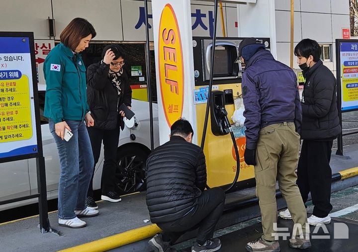 [창원=뉴시스]8일 경남 창원시 의창구 한 주유소에서 이미화(맨 왼쪽) 경남도 산업국장이 창원시, 한국석유관리원 관계자와 함께 가짜석유 판매 여부, 가격표시제 준수 여부 등을 특별점검하고 있다.(사진=경남도 제공) 2026.03.008. photo@newsis.com