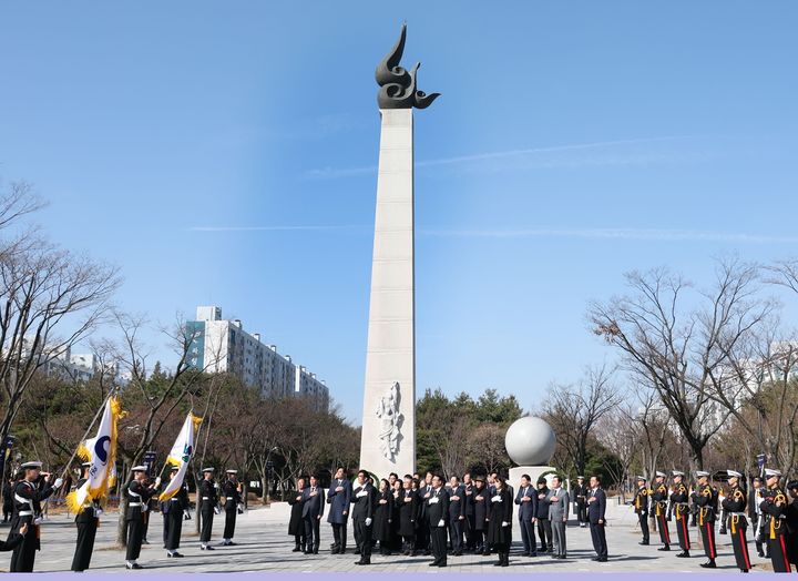 [대저=뉴시스]3.8민주의거 기념식에 앞서 김민석 국무총리, 권오을 국가보훈부 장관, 이장우 대전시장, 3·8민주의거 주역 및 3·8민주의거 기념사업회장 등 20여 명이 대전 둔지미공원 3·8민주의거 기념탑을 방문해 참배했다. 2026. 03. 08 photo@newsis.com *재판매 및 DB 금지