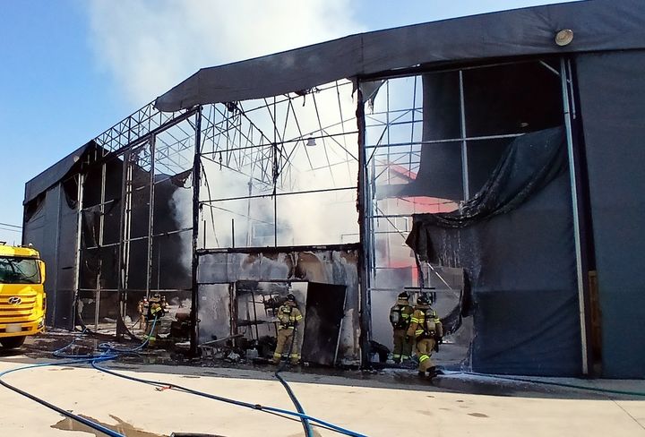 음성 폐기물업체 창고에 불(사진=충북도소방본부) *재판매 및 DB 금지