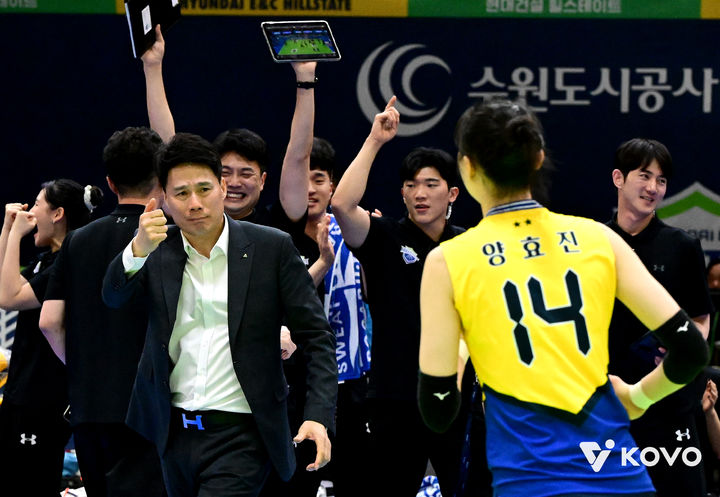 [서울=뉴시스]여자배구 현대건설 강성형 감독과 양효진. (사진=KOVO 제공)