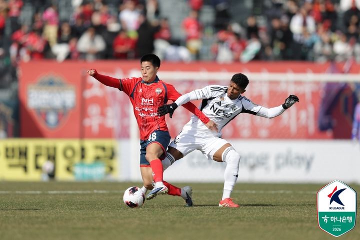 [서울=뉴시스] 프로축구 K리그1 김천 상무의 홍윤상(왼쪽). (사진=한국프로축구연맹 제공) *재판매 및 DB 금지