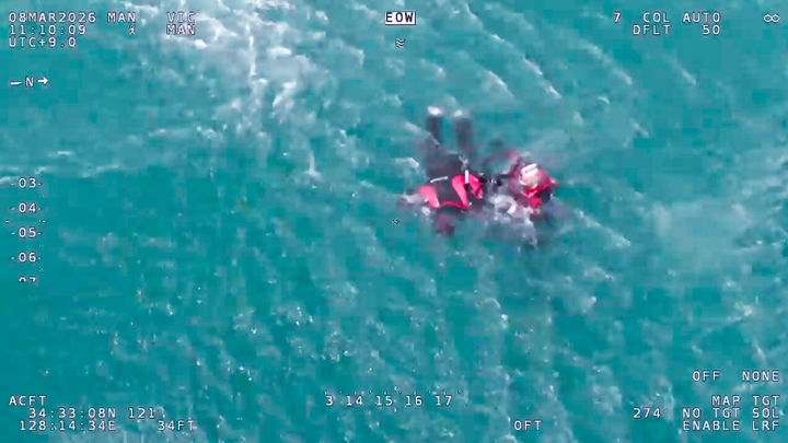 [통영=뉴시스] 신정철 기자= 통영해양경찰서는 8일 오전 11시 10분께 경남 통영시 욕지면 노적마을 해안가 인근에서 실종 신고된 낚시객 A 씨(53, 남)를 실종 지점서 4.5해리 떨어진 해상에서 발견됐으나 결국 숨졌다. 사진은 수색작업에 나선 항공기(헬기)가 최초 실종 지점으로부터 남서방으로 4.5해리 떨어진 통영시 욕지면 갈도 동방 3해리 해상에서 실종 낚시객을 발견하고 항공구조사를 투입하여 A 씨를 인양하고 있다.(사진=통영해경).2026.03.08. photo@newsis.com *재판매 및 DB 금지