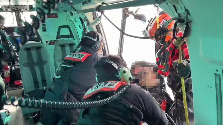 [통영=뉴시스] 신정철 기자= 통영해양경찰서는 8일 오전 11시 10분께 경남 통영시 욕지면 노적마을 해안가 인근에서 실종 신고된 낚시객 A 씨(53, 남)를 실종 지점서 4.5해리 떨어진 해상에서 발견됐으나 결국 숨졌다. 사진은 수색작업에 나선 항공기(헬기)가 최초 실종 지점으로부터 남서방으로 4.5해리 떨어진 통영시 욕지면 갈도 동방 3해리 해상에서 실종 낚시객을 발견하고 항공구조사를 투입하고 있다.(사진=통영해경).2026.03.08. photo@newsis.com *재판매 및 DB 금지