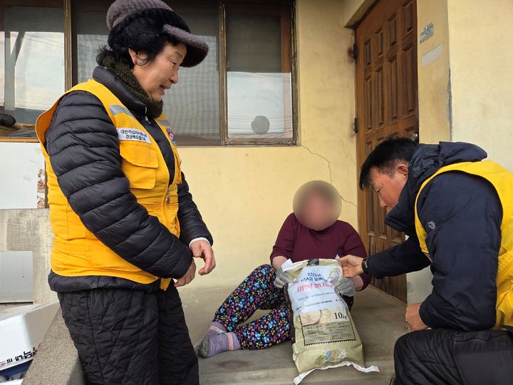[안동=뉴시스] 적십자 봉사원이 기아차 노사 합동 사회공헌 기금으로 마련된 '사랑의 쌀'을 경북 도내 취약계층 가정에 전달하고 있다. (사진=대한적십자사 경북지사 제공) 2026.03.08. photo@newsis.com *재판매 및 DB 금지