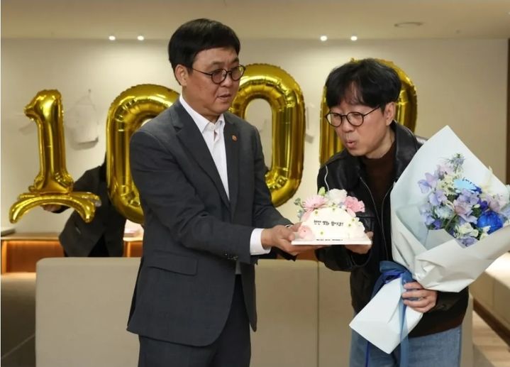 최휘영(왼쪽) 문화체육관광부 장관이 장항준 감독을 만나 영화 '왕과 사는 남자' 1000만 관객 돌파를 축하하고 있다. (사진=최휘영 장관 인스타그램 캡처) *재판매 및 DB 금지