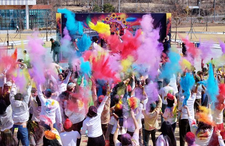 [밀양=뉴시스] 홀리해이 페스티벌에서 참가자들이 일제히 색 가루를 뿌리며 장관을 연출하고 있다. (사진=밀양시 제공) 2026.03.08. photo@newsis.com *재판매 및 DB 금지