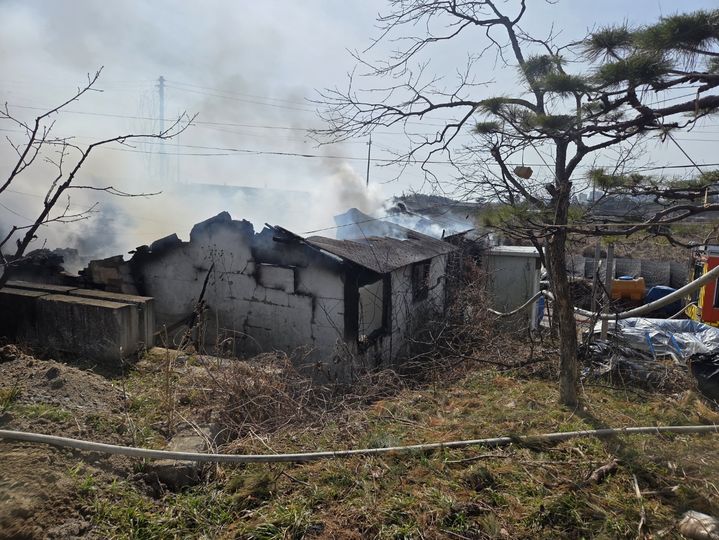 [김제=뉴시스] 8일 오후 1시13분께 전북 김제시 순동의 한 단독주택에서 불이 나 연기가 피어오르고 있다. (사진=전북도소방본부 제공) 2026.03.08. photo@newsis.com *재판매 및 DB 금지