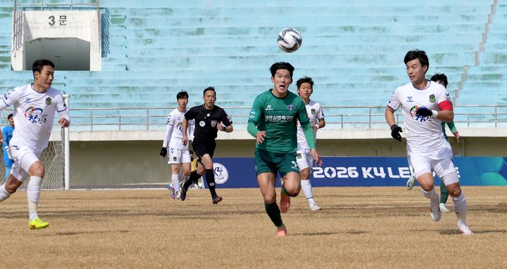 볼 다투는 제천시민축구단과 진주시민축구단 선수들.(사진=독자 제공) *재판매 및 DB 금지