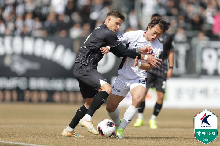 [서울=뉴시스] 프로축구 K리그2 성남FC의 안첼로티(왼쪽), 충북청주FC의 이종언. (사진=한국프로축구연맹 제공) *재판매 및 DB 금지