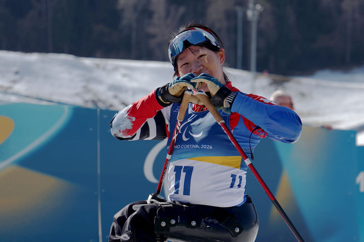 [서울=뉴시스] 김윤지가 8일(한국 시간) 이탈리아 테세로 크로스컨트리 스키 스타디움에서 열린 2026 밀라노·코르티나담페초 동계패럴림픽 바이애슬론 여자 개인 좌식 12.5㎞ 경기에서 금메달을 딴 후 하트를 만들어보이고 있다. (사진 = 대한장애인체육회 제공) *재판매 및 DB 금지