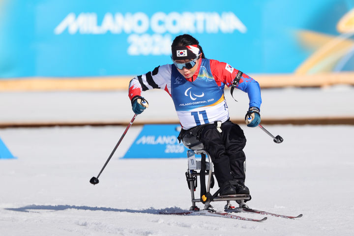 [서울=뉴시스] 김윤지가 8일(한국 시간) 이탈리아 테세로 크로스컨트리 스키 스타디움에서 열린 2026 밀라노·코르티나담페초 동계패럴림픽 바이애슬론 여자 개인 좌식 12.5㎞ 경기에서 역주하고 있다. (사진 = 대한장애인체육회 제공) *재판매 및 DB 금지