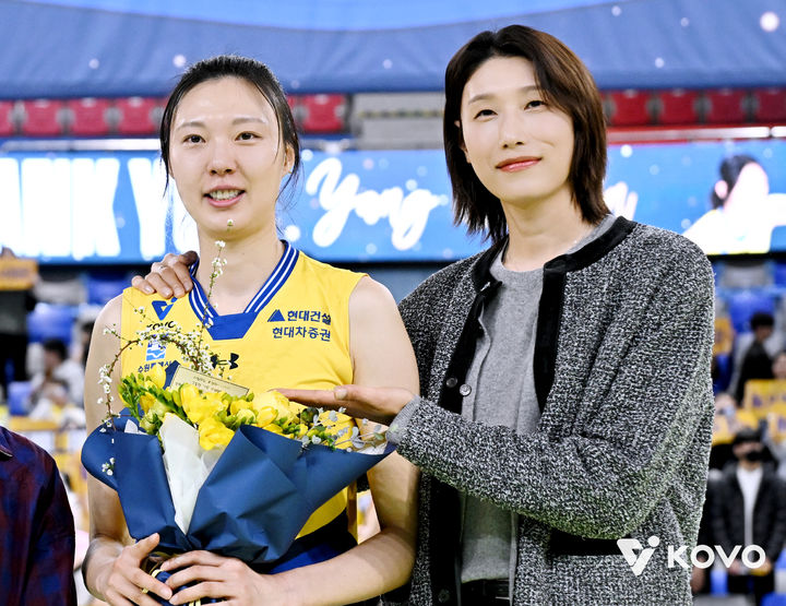 [서울=뉴시스]여자배구 양효진 은퇴식에 함께한 김연경. (사진=KOVO 제공)