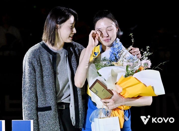 [서울=뉴시스]여자배구 양효진 은퇴식 찾은 김연경. (사진=KOVO 제공)