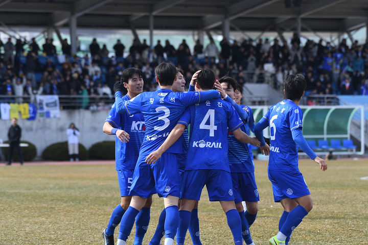 [대전=뉴시스] 대전코레일FC가 8일 대전서 열린 춘천시민축구단과의 개막전서 3대1로 역전승을 거뒀다.(사진=코레일 제공) *재판매 및 DB 금지