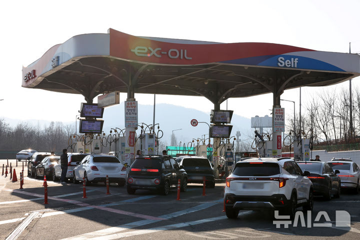 [서울=뉴시스] 배훈식 기자 = 미국과 이스라엘의 이란 공습에 따른 중동 정세 불안 여파로 국내 주유소 기름값이 가파르게 상승한 8일 오전 서울 서초구 만남의광장 주유소에 차량들이 길게 줄지어 서 있다. 이번 중동 사태로 기름값이 하루가 멀다하고 치솟으며 운전자들 사이에 '주유런'이라는 신조어까지 등장했다. 2026.03.08. dahora83@newsis.com
