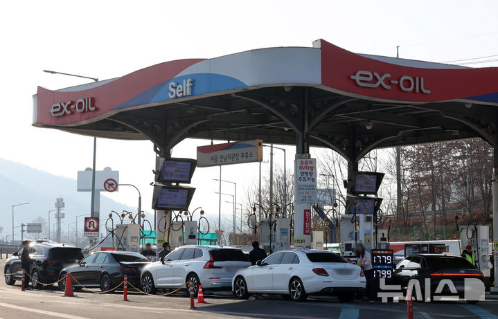 [서울=뉴시스] 배훈식 기자 = 미국과 이스라엘의 이란 공습에 따른 중동 정세 불안 여파로 국내 주유소 기름값이 가파르게 상승한 8일 오전 서울 서초구 만남의광장 주유소에 차량들이 길게 줄지어 서 있다. 이번 중동 사태로 기름값이 하루가 멀다하고 치솟으며 운전자들 사이에 '주유런'이라는 신조어까지 등장했다. 2026.03.08. dahora83@newsis.com