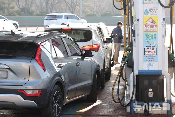 [서울=뉴시스] 배훈식 기자 = 미국과 이스라엘의 이란 공습에 따른 중동 정세 불안 여파로 국내 주유소 기름값이 가파르게 상승한 8일 오전 서울 서초구 만남의광장 주유소에서 운전자들이 차량에 기름을 넣고 있다. 이번 중동 사태로 기름값이 하루가 멀다하고 치솟으며 운전자들 사이에 '주유런'이라는 신조어까지 등장했다. 2026.03.08. dahora83@newsis.com
