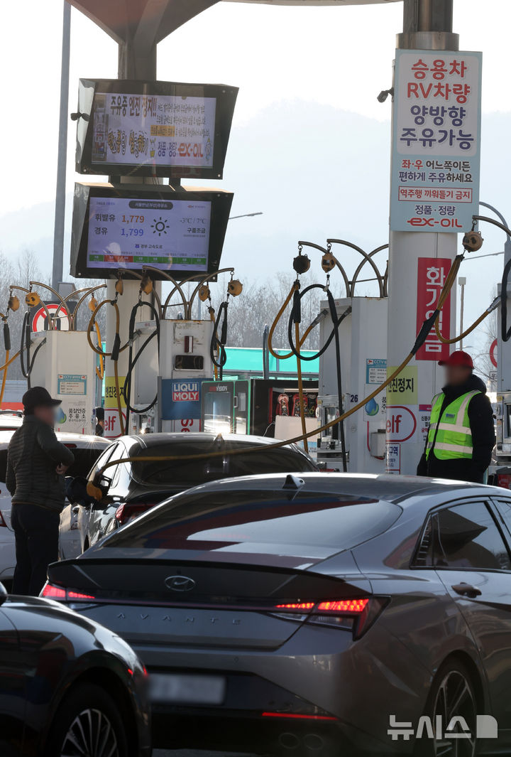 [서울=뉴시스] 배훈식 기자 = 미국과 이스라엘의 이란 공습에 따른 중동 정세 불안 여파로 국내 주유소 기름값이 가파르게 상승한 8일 오전 서울 서초구 만남의광장 주유소에 차량들이 길게 줄지어 서 있다. 이번 중동 사태로 기름값이 하루가 멀다하고 치솟으며 운전자들 사이에 '주유런'이라는 신조어까지 등장했다. 2026.03.08. dahora83@newsis.com