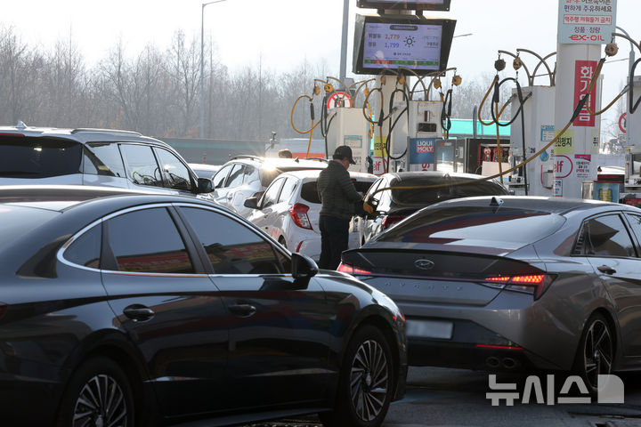 [서울=뉴시스] 배훈식 기자 = 미국과 이스라엘의 이란 공습에 따른 중동 정세 불안 여파로 국내 주유소 기름값이 가파르게 상승한 8일 오전 서울 서초구 만남의광장 주유소에 차량들이 길게 줄지어 서 있다. 이번 중동 사태로 기름값이 하루가 멀다하고 치솟으며 운전자들 사이에 '주유런'이라는 신조어까지 등장했다. 2026.03.08. dahora83@newsis.com