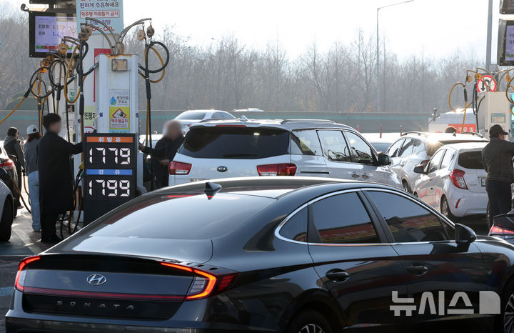[서울=뉴시스] 배훈식 기자 = 미국과 이스라엘의 이란 공습에 따른 중동 정세 불안 여파로 국내 주유소 기름값이 가파르게 상승한 8일 오전 서울 서초구 만남의광장 주유소에 차량들이 길게 줄지어 서 있다. 이번 중동 사태로 기름값이 하루가 멀다하고 치솟으며 운전자들 사이에 '주유런'이라는 신조어까지 등장했다. 2026.03.08. dahora83@newsis.com