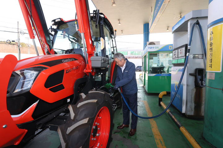 [서울=뉴시스] 추상철 기자 = 강호동 농협중앙회장이 지난 7일 강원 동춘천농협에서 운영하는 농협주유소를 방문해 트랙터에 농기계용 면세유를 주유하고 있다. (사진= 농협중앙회 제공) 2026.03.08. photo@newsis.com *재판매 및 DB 금지