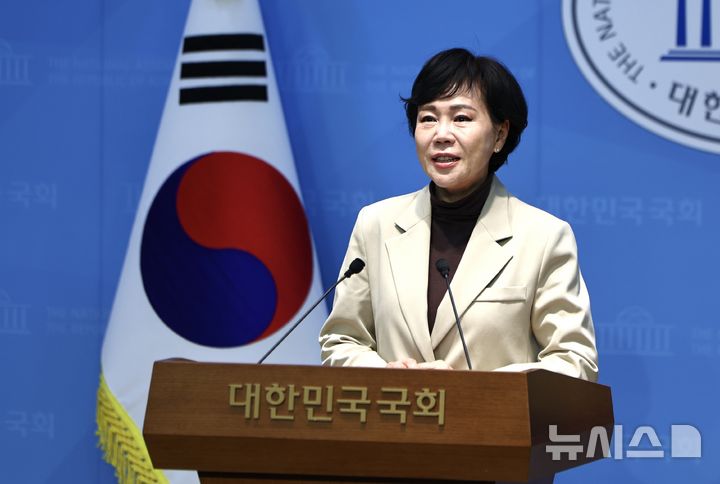 [서울=뉴시스] 김명년 기자 = 전현희 더불어민주당 의원이 지난 8일 오전 서울 여의도 국회 소통관에서 3.8 세계 여성의 날 기념 여성 정책 발표 기자회견을 하고 있다. 2026.03.08. kmn@newsis.com