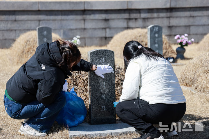 국제로타리 3710지구 광주초원로타리클럽과 자매 클럽인 3662지구 제주한빛로타리클럽 회원들이 7일 광주 북구 운정동 국립5·18민주묘지를 찾아 묘비를 닦고 잡초를 제거하는 묘역 정돈 봉사 활동을 펼치고 있다. (사진=국제로타리 제공) photo@newsis.com