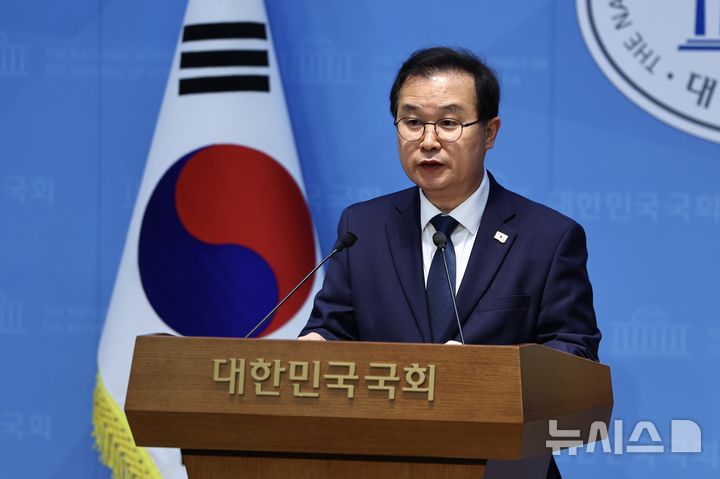 [서울=뉴시스] 김명년 기자 = 이건태 더불어민주당 의원이 8일 오전 서울 여의도 국회 소통관에서 쌍방울 대북송금 사건 관련 기자회견을 하고 있다. 2026.03.08. kmn@newsis.com