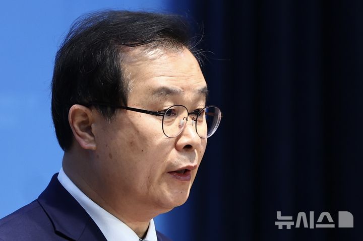 [서울=뉴시스] 김명년 기자 = 이건태 더불어민주당 의원이 8일 오전 서울 여의도 국회 소통관에서 쌍방울 대북송금 사건 관련 기자회견을 하고 있다. 2026.03.08. kmn@newsis.com