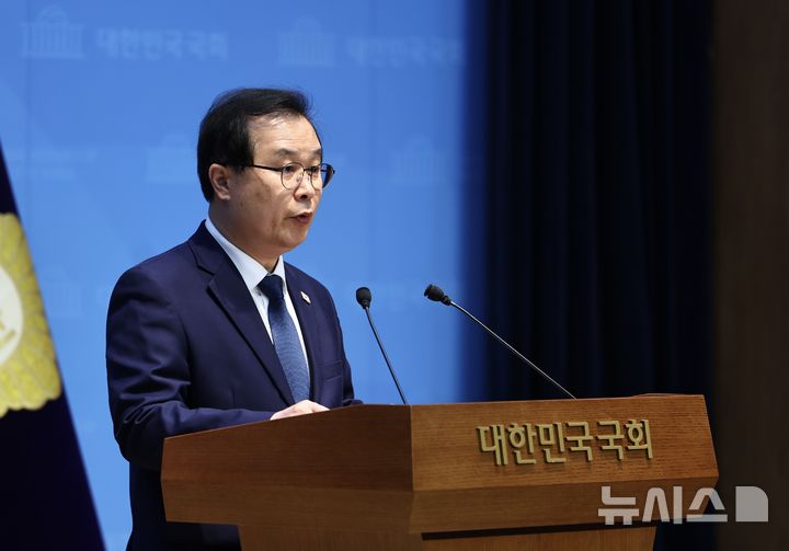 [서울=뉴시스] 김명년 기자 = 이건태 더불어민주당 의원이 8일 오전 서울 여의도 국회 소통관에서 쌍방울 대북송금 사건 관련 기자회견을 하고 있다. 2026.03.08. kmn@newsis.com