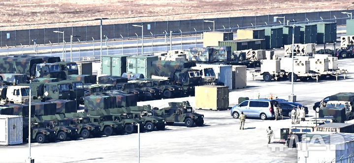 [평택=뉴시스] 김종택 기자 = 한미연합훈련인 '자유의 방패'(프리덤실드·FS) 연습을 하루 앞둔 8일 경기 평택시 캠프 험프리스에 군용차량이 세워져 있다. 2026.03.08. jtk@newsis.com