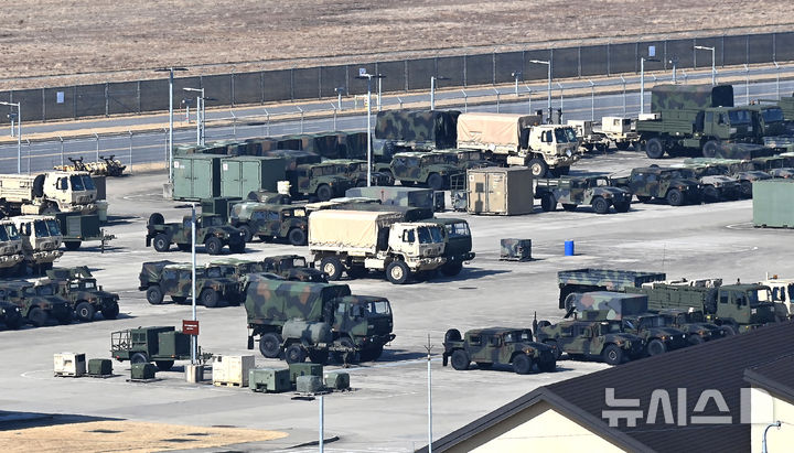 [평택=뉴시스] 김종택 기자 = 한미연합훈련인 '자유의 방패'(프리덤실드·FS) 연습을 하루 앞둔 8일 경기 평택시 캠프 험프리스에 군용차량이 세워져 있다. 2026.03.08. jtk@newsis.com