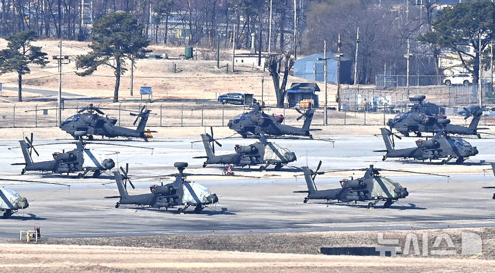 [평택=뉴시스] 김종택 기자 = 한미연합훈련인 '자유의 방패'(프리덤실드·FS) 연습을 하루 앞둔 8일 경기 평택시 캠프 험프리스에 아파치 헬기가 계류되어 있다. 2026.03.08. jtk@newsis.com