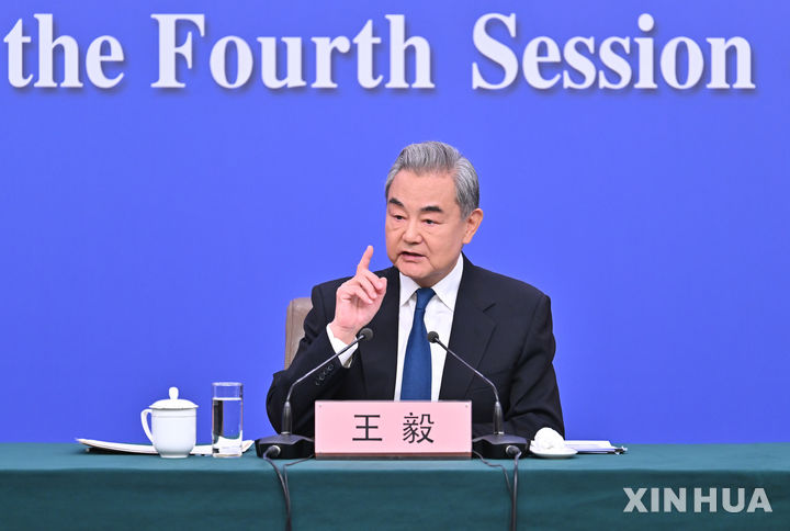 [베이징=신화/뉴시스] 왕이 중국 공산당 중앙정치국 위원 겸 외교부장이 8일 오전 베이징 인민대회당에서 열린 전국인민대표대회(전인대) 4차 회의 외교주제 기자회견에서 발언하고 있다. 2026.03.08