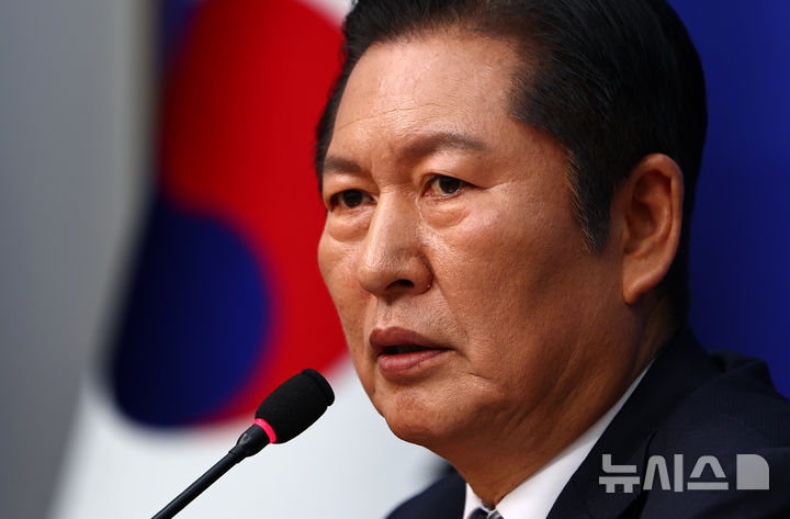 [서울=뉴시스] 김명년 기자 = 정청래 더불어민주당 대표가 8일 오전 서울 여의도 국회에서 열린 기자회견에서 취재진 질문에 답하고 있다. 2026.03.08. kmn@newsis.com