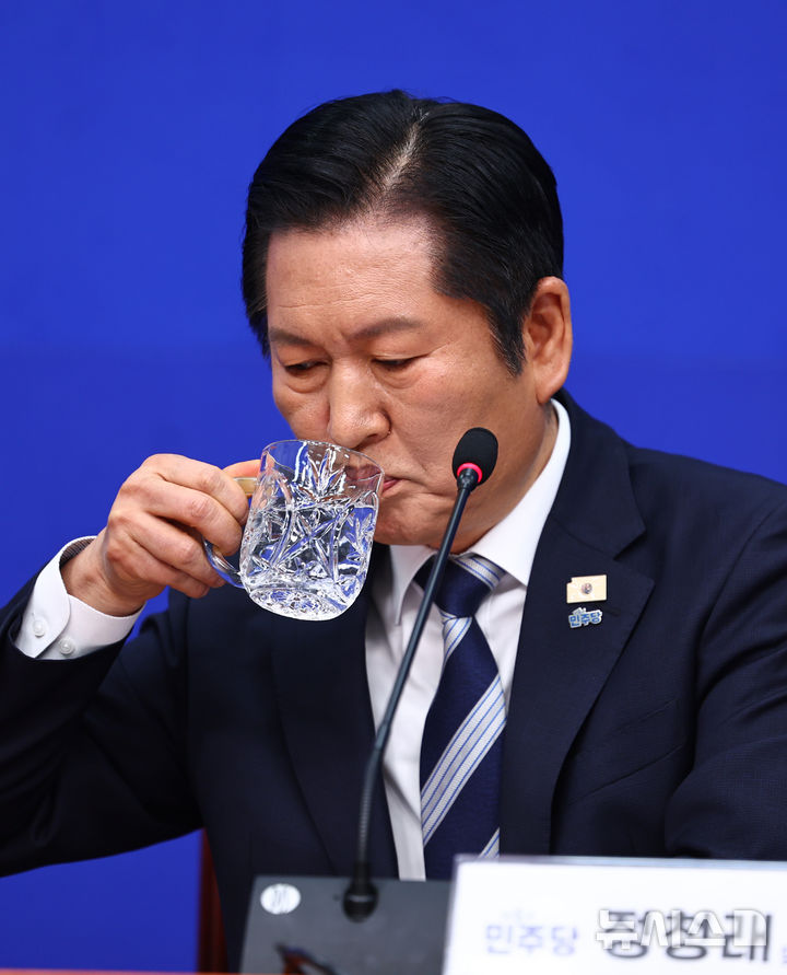 [서울=뉴시스] 김명년 기자 = 정청래 더불어민주당 대표가 8일 오전 서울 여의도 국회에서 열린 기자회견에서 물을 마시고 있다. 2026.03.08. kmn@newsis.com