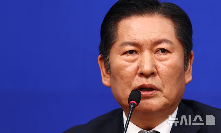 [서울=뉴시스] 김명년 기자 = 정청래 더불어민주당 대표가 8일 오전 서울 여의도 국회에서 열린 기자회견에서 취재진 질문에 답하고 있다. 2026.03.08. kmn@newsis.com